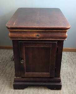 lot 29 image: Mahogany Wood Side Table