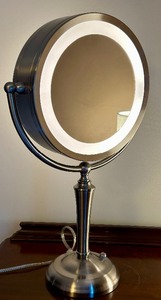 lot 51 image: Makeup Mirror with Light and Magnifier