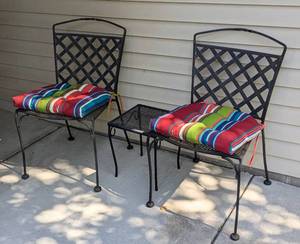 lot 25 image: Metal Patio Chairs and Table