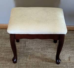 lot 126 image: Queen Anne Style Storage Stool