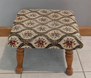 lot 128 image: Vintage Upholstered Footstool