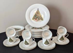 lot 97 image: World Bazaars Christmas Tree Dish Set