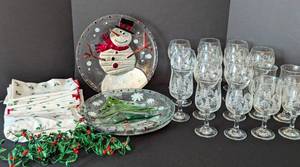 lot 98 image: Assorted Christmas Serving Ware