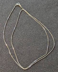 lot 104 image: Delicate 22 14k White Gold Box Chain