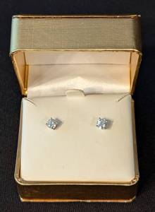 lot 42 image: 14k White Gold and Diamond Studs