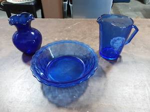 lot 29 image: Shirley Temple Blue Glass Bowl & Pitcher & Vase
