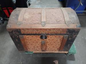 lot 5 image: Vintage Camel Back Trunk With Insert 30x18x22