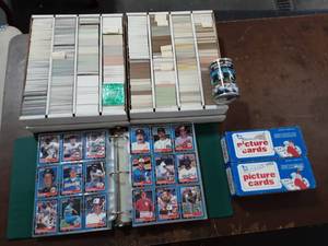 lot 54 image: Large Lot Of Baseball Cards