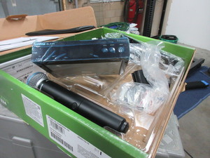 lot 5 image: SHURE BETA WIRELESS MIROPHONE SYSTEM