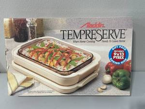 lot 48 image: New Tempressive Isulated Server includes 9x13 Dish