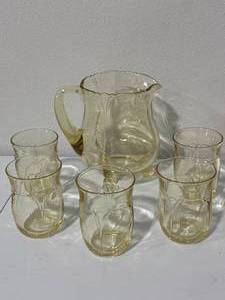 lot 68 image: Vintage Glass Lot