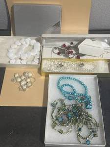 lot 89 image: Vintage Jewelry Lot