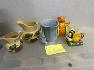 lot 91 image: Vintage Pottery & Toy Lot