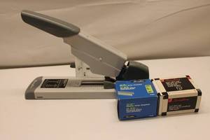 lot 242 image: Swingline Heavy Duty Stapler with 5,000 Staples