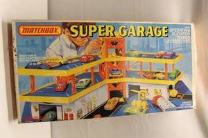 lot A-265 image: Vintage Matchbox Super Garage Playset