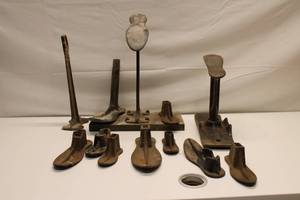 lot 268 image: Vintage Cast Iron Cobbler Shoe Last Stand Set