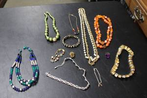 lot 286 image: Vintage Jewelry Collection - Necklaces, Bracelets, Rings
