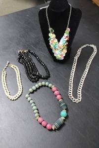 lot 287 image: Assorted Fashion Jewelry Necklace Lot