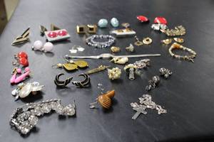 lot 292 image: Vintage Costume Jewelry Collection - Assorted Earrings, Bracelets, and Rings