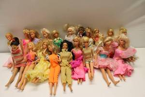 lot 317 image: Lot of 20 Vintage Barbie Dolls with Assorted Outfits