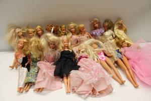 lot 318 image: Lot of Vintage Barbie Dolls Assorted Outfits and Conditions