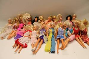 lot 319 image: Assorted Collection of Vintage Fashion Dolls