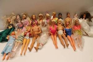 lot 320 image: Collection of Vintage Barbie and Ken Dolls - Mix of Outfits
