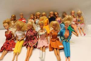 lot 322 image: Vintage Barbie Doll Collection - 19 Pieces