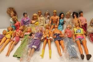 lot 323 image: Vintage Barbie and Ken Dolls Collection - Assorted Lot