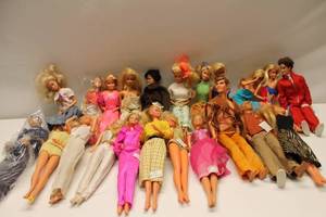 lot 324 image: Lot of Vintage Barbie and Ken Dolls