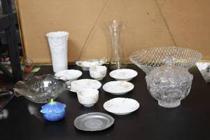 lot 369 image: Assorted Vintage and Decorative Glassware and Porcelain Lot