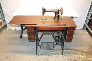 lot A-430 image: Antique Singer Treadle Sewing Machine with Wooden Cabinet