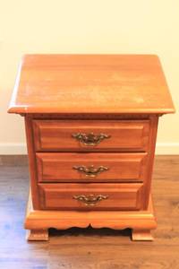 lot 458 image: Vintage Wooden 3-Drawer Nightstand