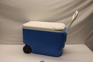 lot 477 image: Igloo Wheeled Cooler 38 Quart