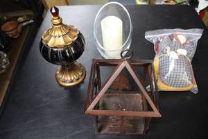 lot 371 image: Decorative Home Decor Lot