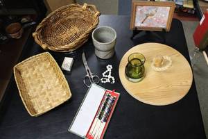 lot 376 image: Assorted Household Items Lot