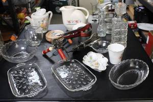 lot 384 image: Vintage Kitchenware and Glassware Collection
