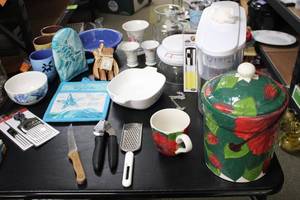lot 387 image: Mixed Collection of Household Items - Assorted Kitchenware and Decor