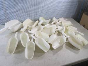 (A-4T) Assortment of Plastic Scoops...