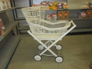 (G-1) Vintage Wicker Bassinet...