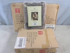 (CS) 12 New 5 x 7 Photo Frames wi...