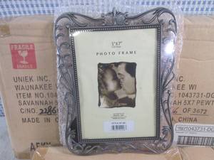 (CS) 12 New 5 x 7 Photo Frames wi...