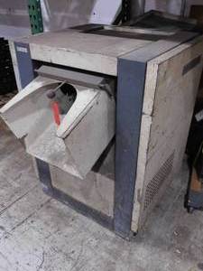 lot 10 image: Cummins 1400 Industrial Paper Shredder
