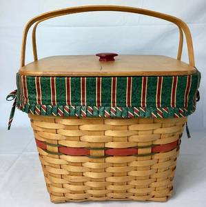lot 2 image: Longaberger 1995 Holiday Hostess Evergreen Basket with plastic liner