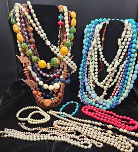 lot 114 image: Large Collection of Costume Jewelry