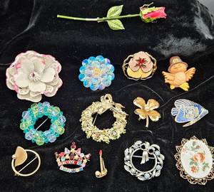 lot 106 image: Collection of Costume Jewelry Brooches