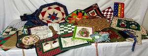 lot 118 image: Finished Quilt Projects - Tablemats, runners, totes, wall hangings and more