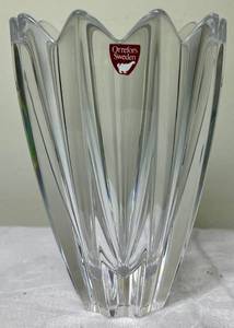 lot 72 image: Orrefors Sweden Crystal Vase - signed on bottom 5.75H