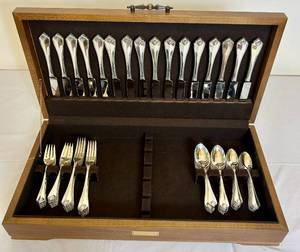 lot 21 image: 1881 Rogers Bros Oneida Ltd Silverware Set with Case 144pc Set