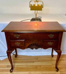 lot 76 image: Vintage Queen Anne Style Lowboy - 3 Drawer and Bankers Desk Lamp with Power Outlet